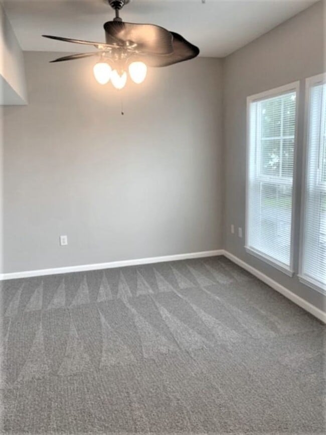 Building Photo - 2 Bedroom + Den and 1 Car Garage, Pet frie...