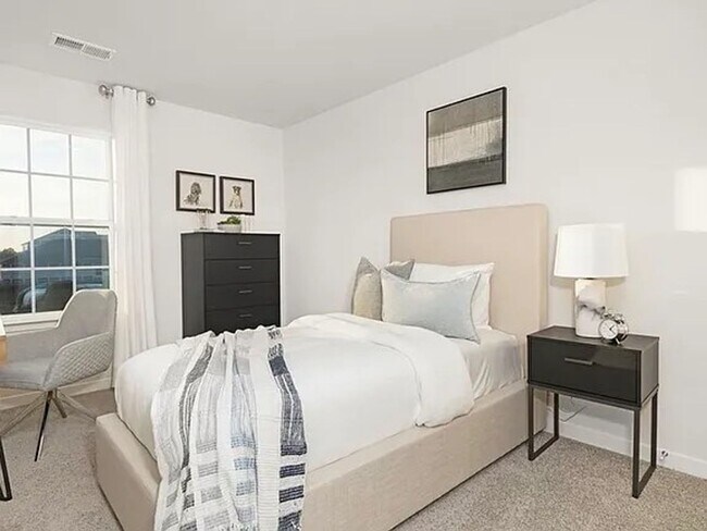 Building Photo - 1302 Falls of Hickory