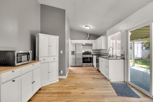 Building Photo - 2863 Roseann Ave