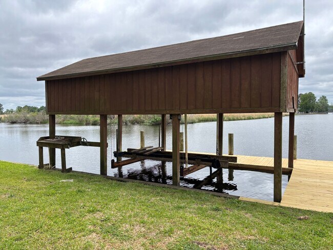 Building Photo - 3 Bedroom Canal Front