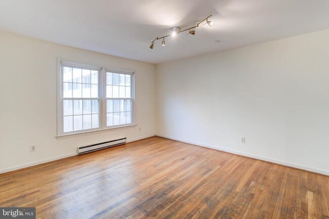 Building Photo - 900 24th St NW