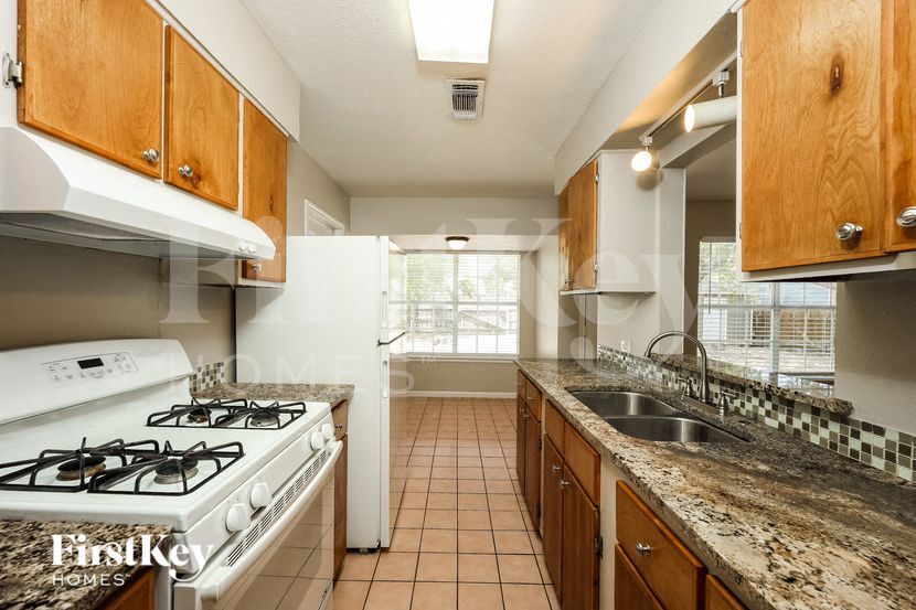 Building Photo - 523 Pinehurst Blvd