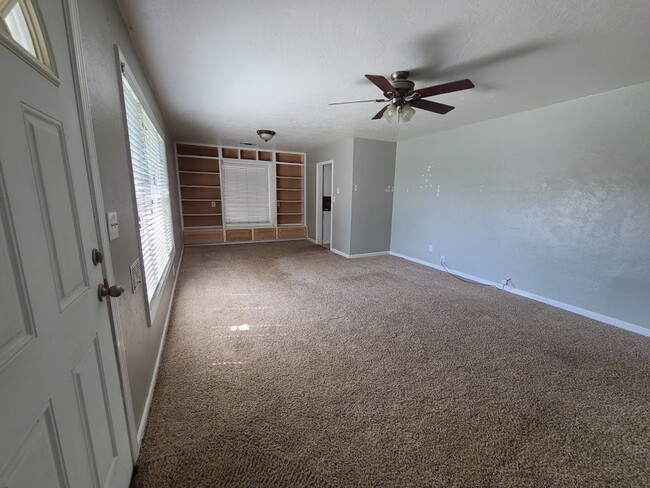 Building Photo - Unique single family home with a detached ...