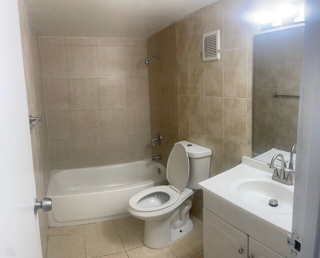 Building Photo - Spacious 3 bedroom 2 1/2 Condo