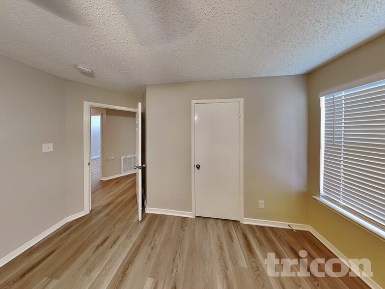 Building Photo - 317 Meandering Way Ct