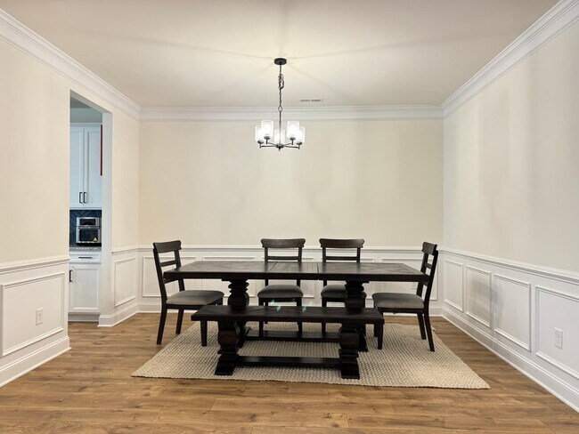 Building Photo - Spacious Luxury 3 Bedroom Townhome for Rent - Great Amenities