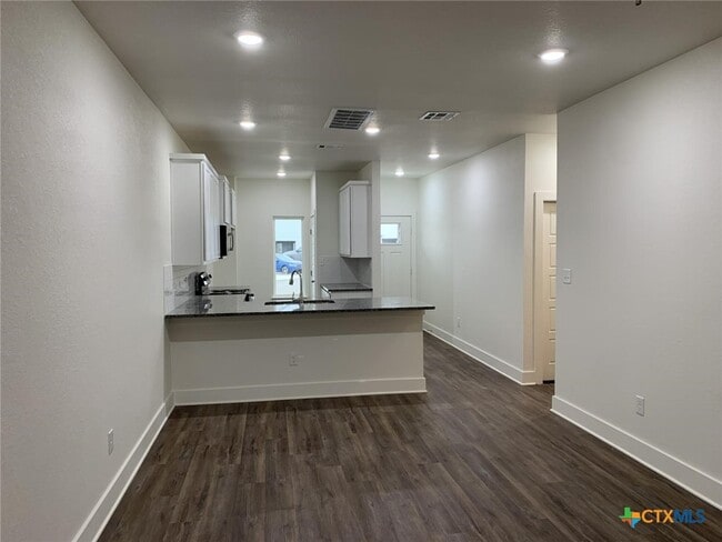 Building Photo - 1862 Royal Loop