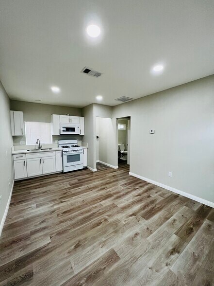 Building Photo - 21633 Cottonwood Ave