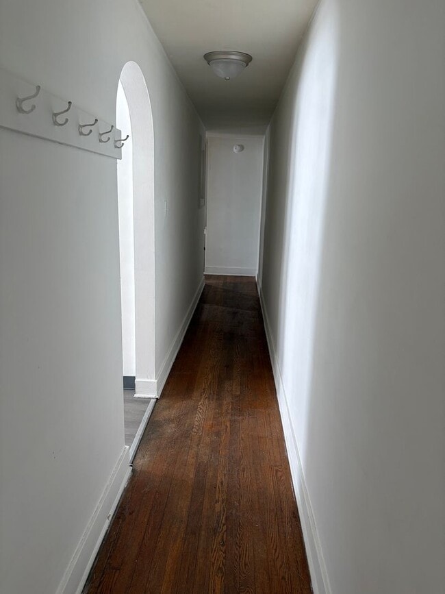 Building Photo - 2528 Sunset Blvd