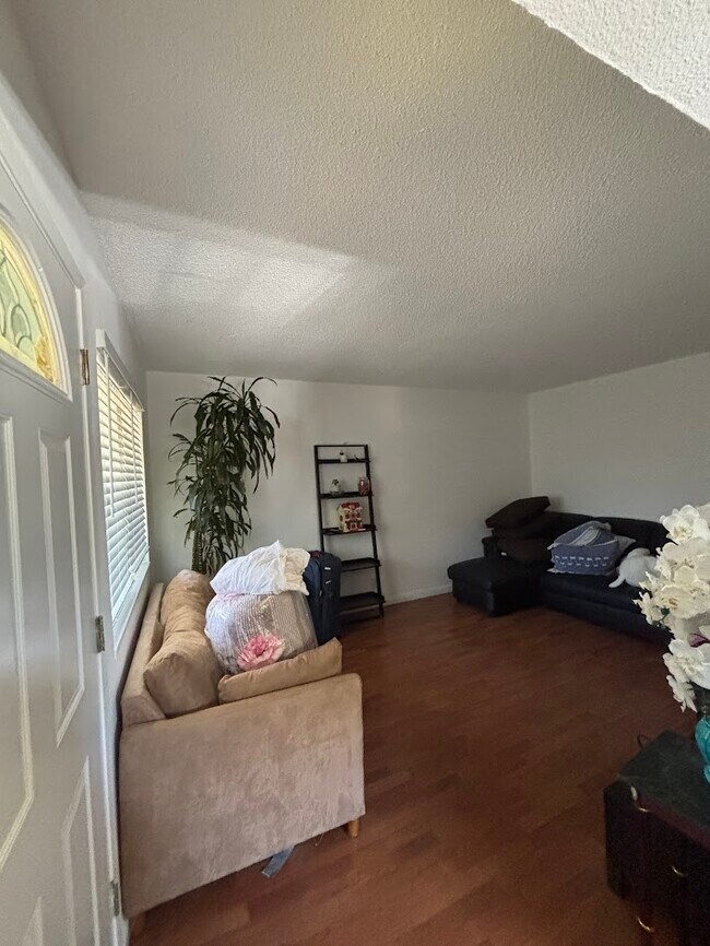 Living Room #4 FURNITURE IN PHOTOS FOR DISPLAY ONLY - 990 Helen Ave