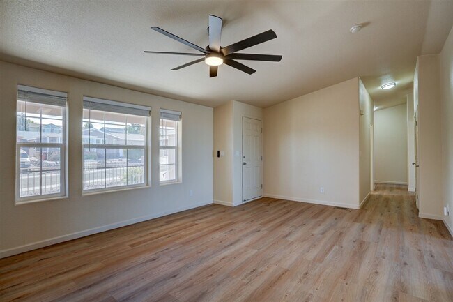 Building Photo - 3 Bedroom, 2 Bath Home with Views of Willo...