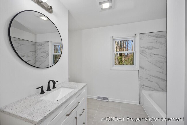 Building Photo - 945-947 Lancashire Ct SE