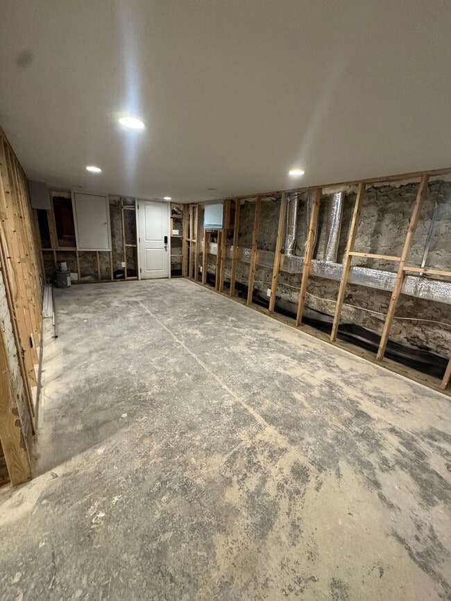 Building Photo - Home Available in West Forest Park!