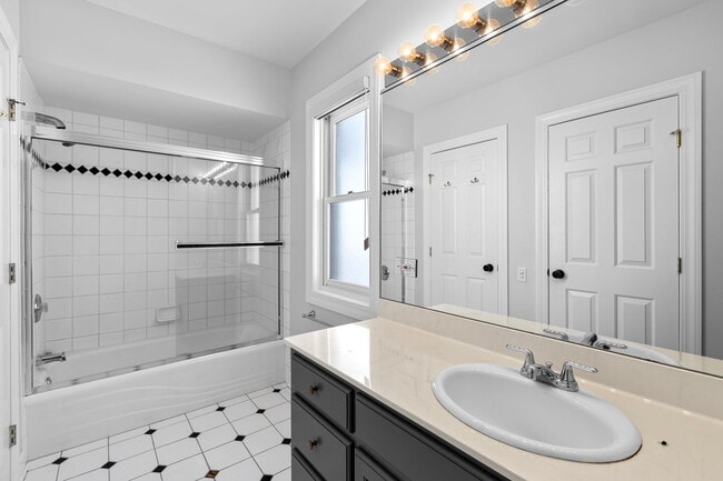 Building Photo - 2725 N Magnolia Ave