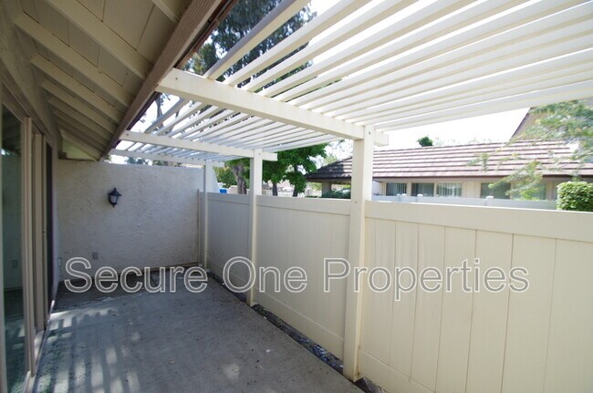 Building Photo - 2869 Instone Ct