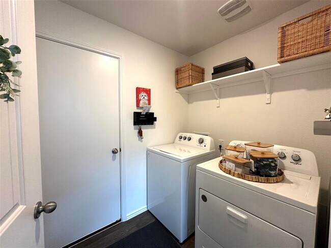 Building Photo - 504 Sandringham Lp