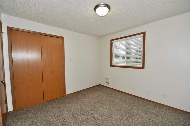Building Photo - 2 bed 1 bath apartment (4plex building)