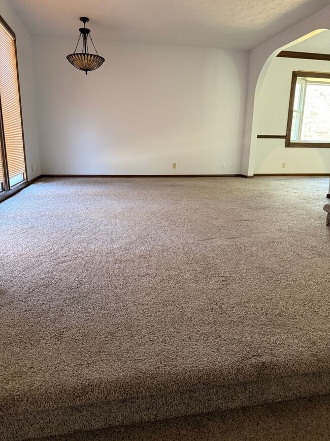 Building Photo - Large 3BR/3BA Home Near Linden Park!