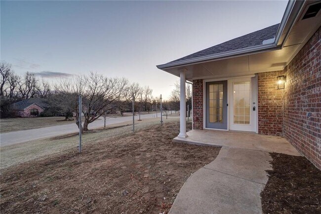 Building Photo - Absolutely Adorable, 2 bed, 2 bath, 2 car ...