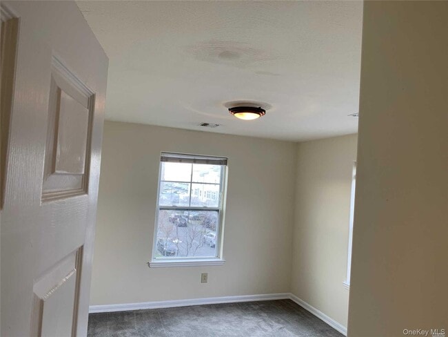 Building Photo - 75-18 Aquatic Dr