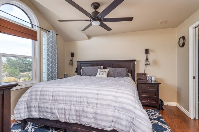 Building Photo - Spacious and Beautiful Home with Private Apartment!