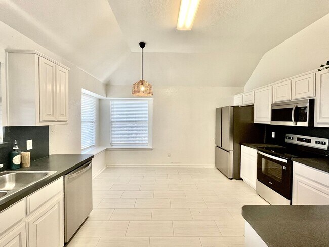 Building Photo - Recently updated home minutes from Grandscape