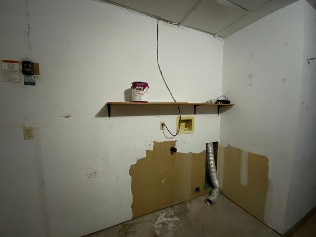 Building Photo - 3 Bedroom Single Story Home Available Near...