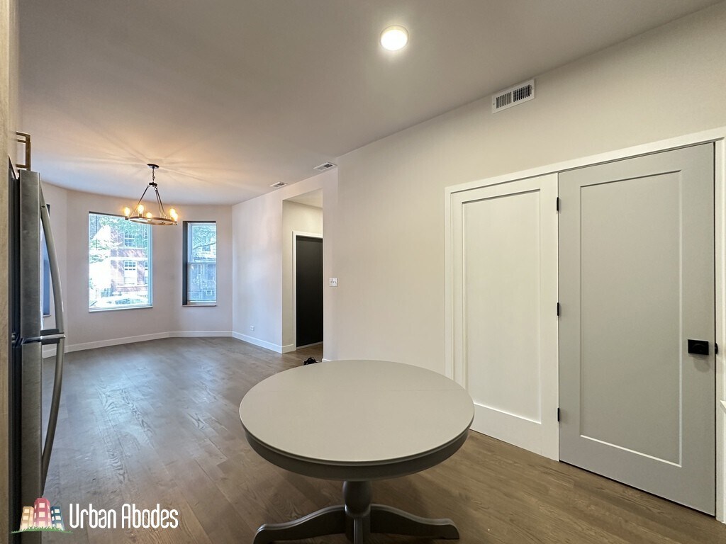 Building Photo - 841 N Mozart St