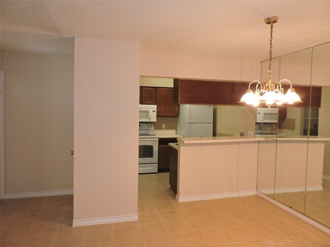 Building Photo - 17401 Red Oak Dr