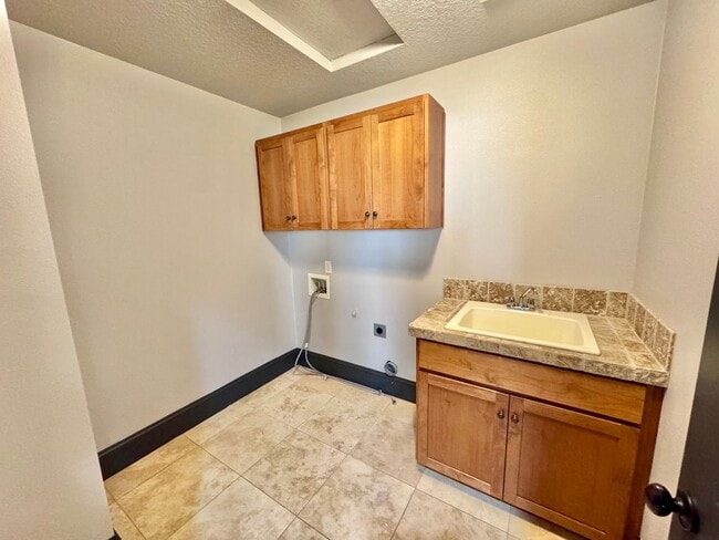Building Photo - GORGEOUS Townhome...  LOCATION , LOCATION near Peace Health Hospital