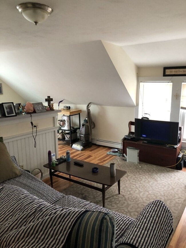 Building Photo - 17 Uni