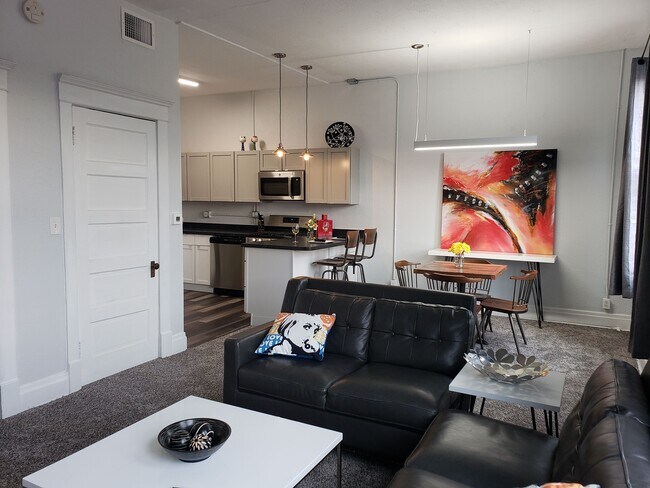 Building Photo - 209 5th St