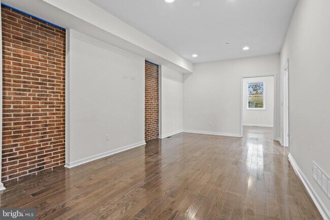 Building Photo - 819 11th Ave