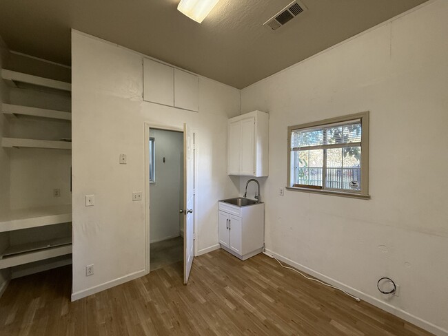 Building Photo - 1331 W 8th Ave