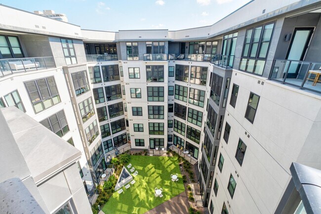 Building Photo - 800 Embassy Dr