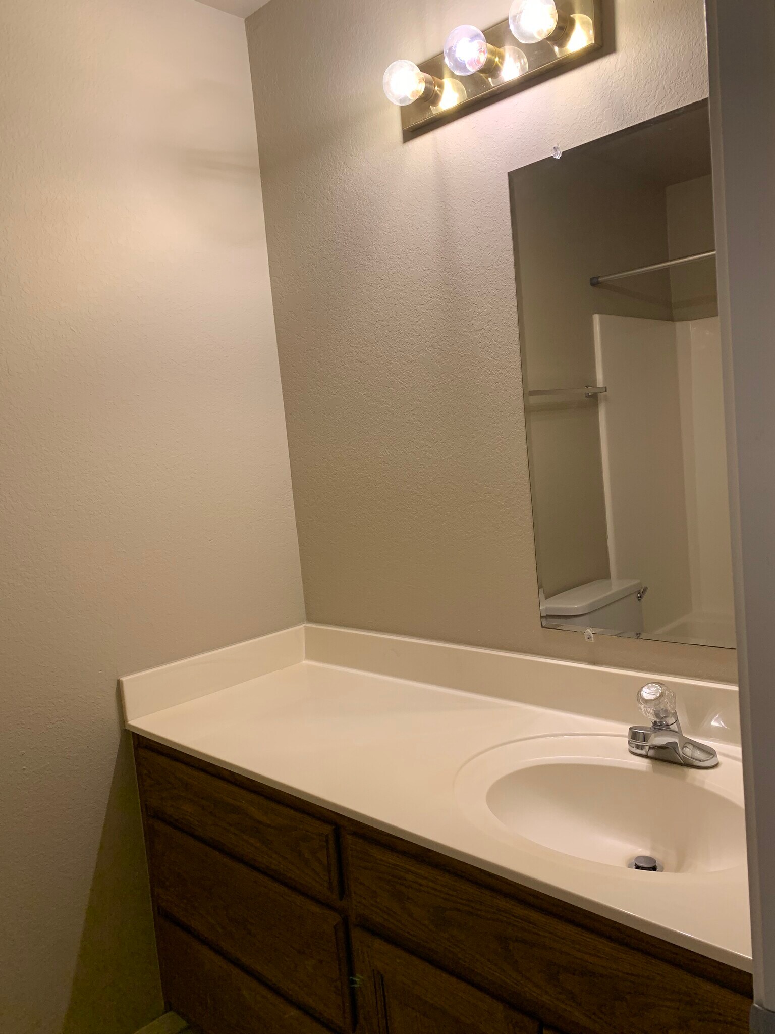 Full Hallway Bath - 17608 E 78th St N