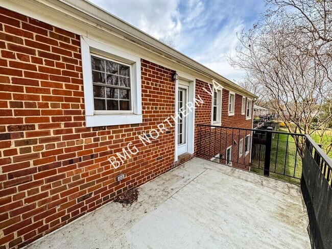 Building Photo - 2831-D S Wakefield St