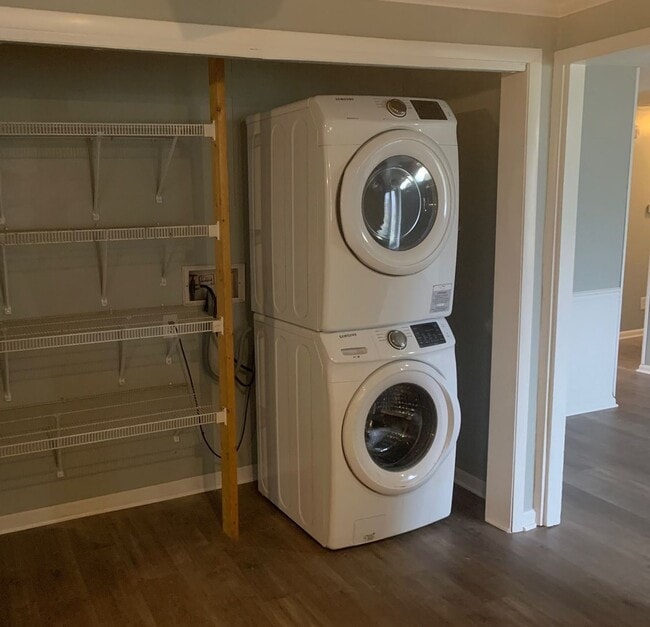 Building Photo - Beautiful, spacious 3 bed 2 bath home in E...