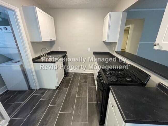 Building Photo - *FIRST MONTH RENT FREE* Freshly Renovated ...