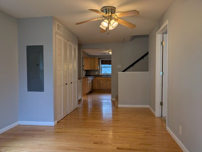 Building Photo - Beautiful 5 Bedroom 2 Bathroom Neenah Lake Home