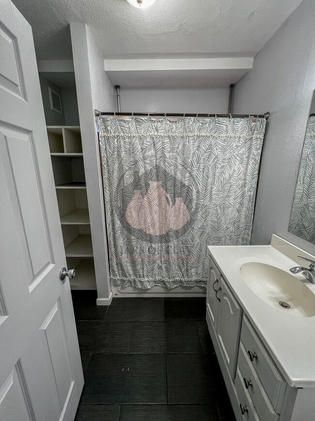 Building Photo - Classic Craftsman Charm in Central Salem! Versatile 5-Bedroom Home