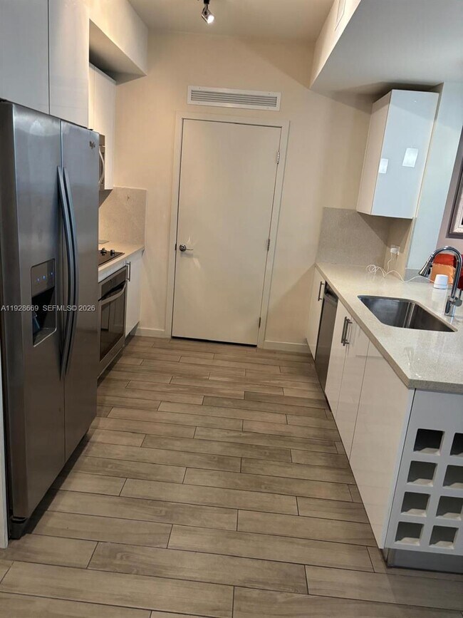 Building Photo - 999 SW 1st Ave