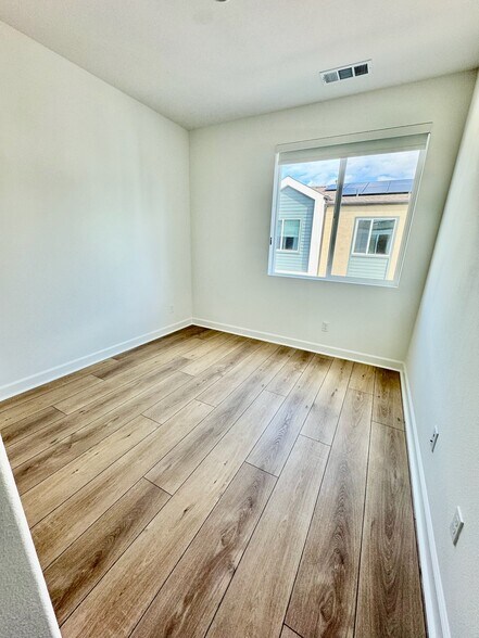 Bedroom 3. Size: 10'x10'. - 14350 Savannah Ct