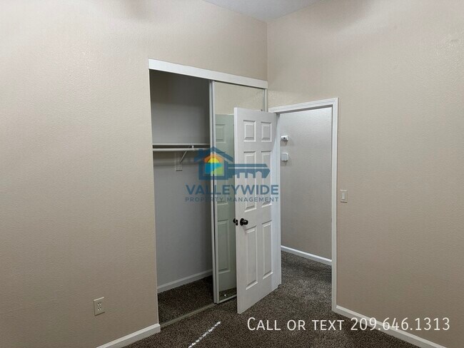 Building Photo - 2555 Crestmore Cir