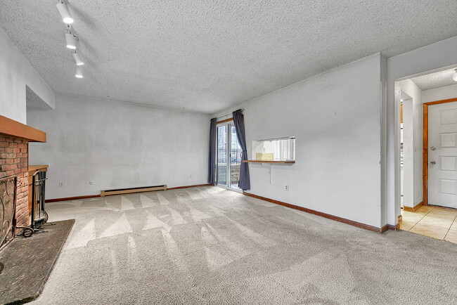 Building Photo - $1,395.95, 1 bed, 1 bath garden level Condo with Washer/Dryer