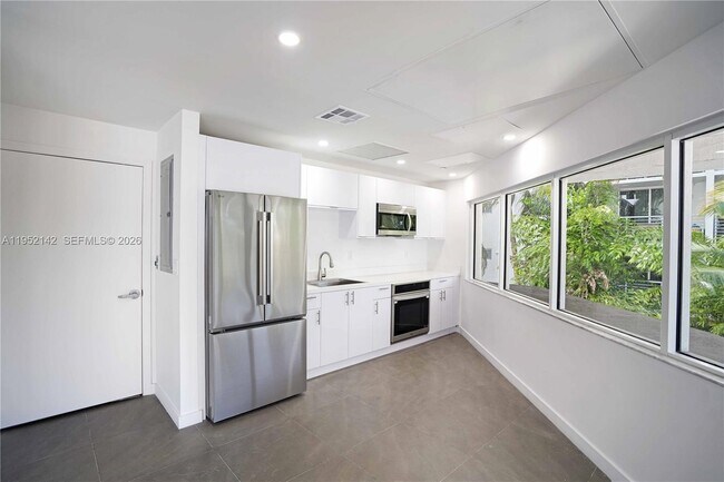 Building Photo - 1621 Bay Rd