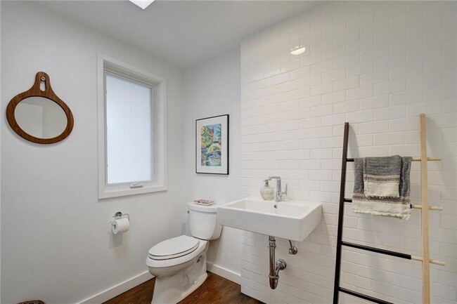 Building Photo - 2202 Montclaire St
