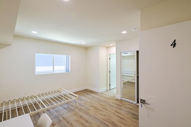 Building Photo - 1426 W 27th St