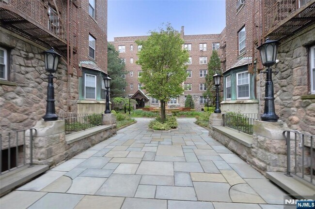 Building Photo - 275 Engle St