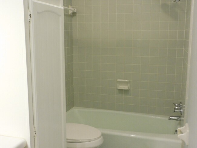 Building Photo - 414 1st St